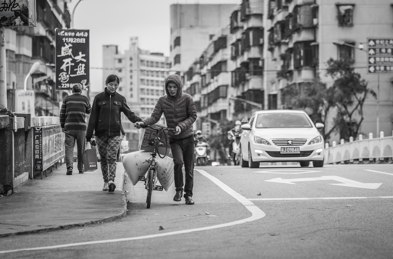 泰国普通人的生活水平这么高？泰国一个普通警察，靠自己的工作，家里有法拉利和兰博基尼，在曼谷有800平米别墅，泰国普通警察的生活水平揭秘，拥有法拉利、兰博基尼与豪华别墅的日常生活